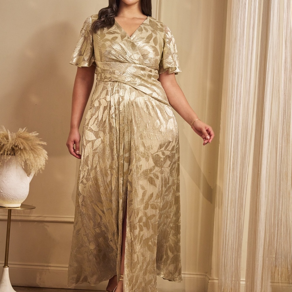 Adrianna Papell Plus Size Foil Leaf Short Sleeve Gown With Draped Details In Cha